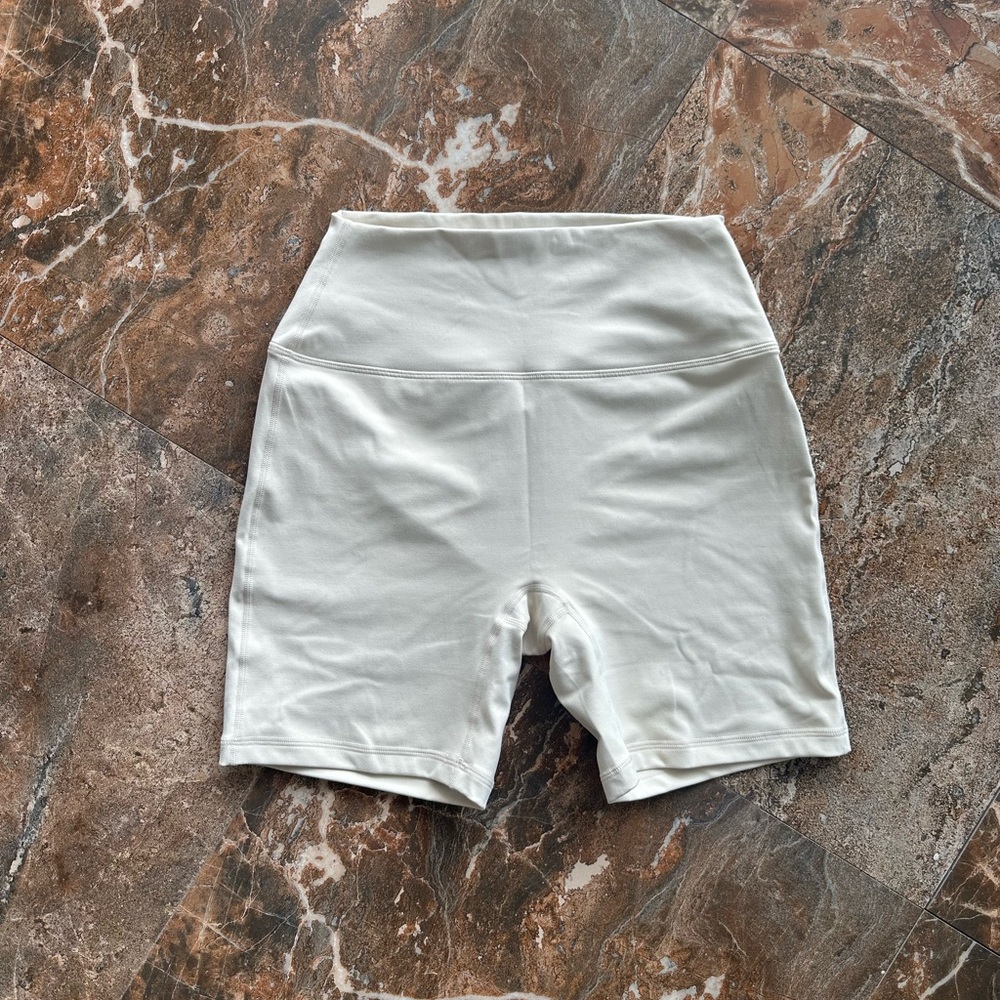 SET ACTIVE WHITE NEVER WORN BIKER SHORTS